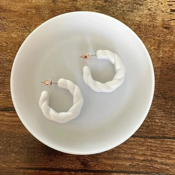 ❤️ NEW 2/$20 or 3/$25 Statement White Matte Twist Oversize Acrylic Cuff Earrings - Picture 1 of 4